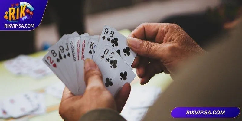 Chiến Thuật Chơi Bài RIKVIP Đỉnh Cao Dành Cho Người Mới 3 Tấn công nhanh hay giữ bài mạnh đều cần chọn đúng thời điểm